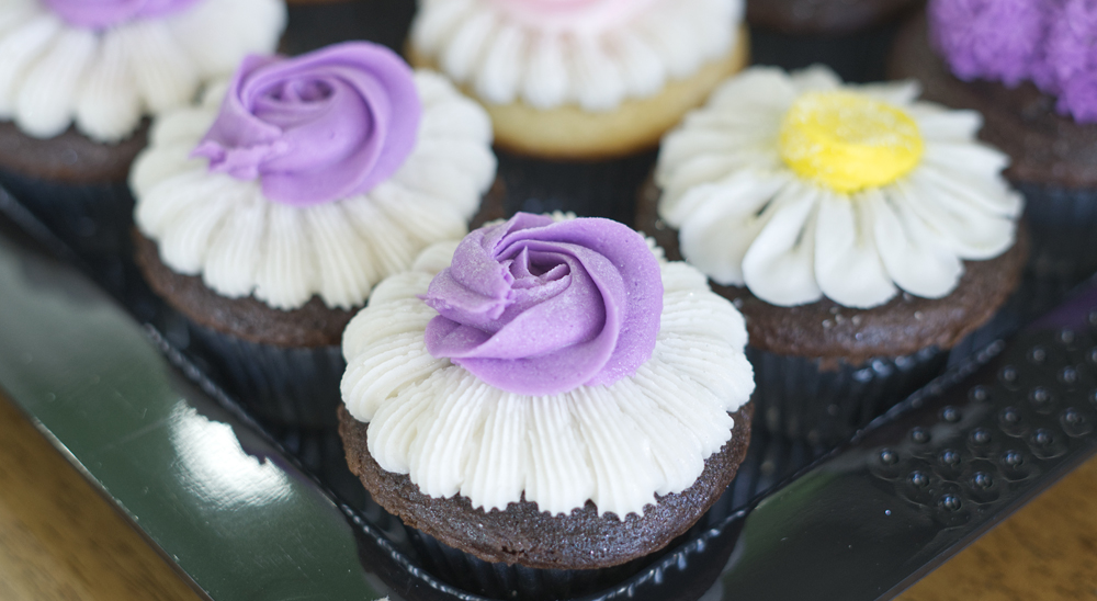 Cupcakes with flower design Cupcakes with flower design